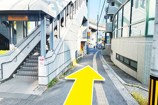 南側出口を出ると、大町駅方面にまっすぐ進みます。