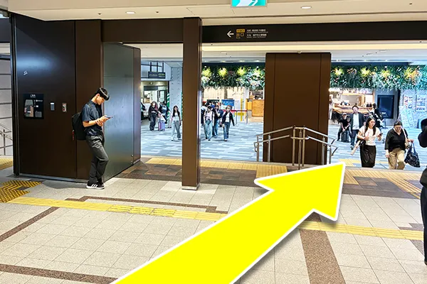 右斜め方向へ進みます。