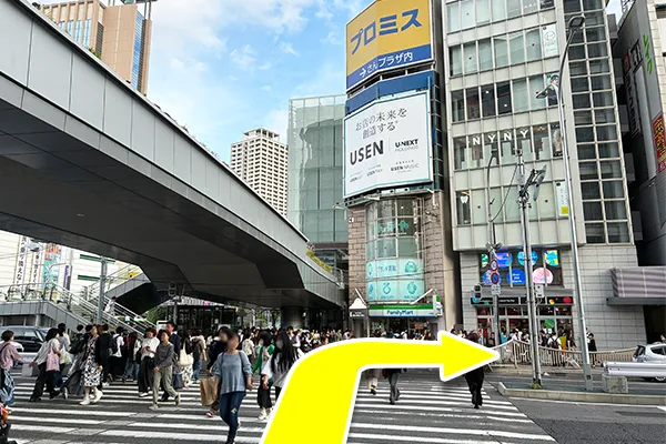 目の前の横断歩道を渡右に曲がります。