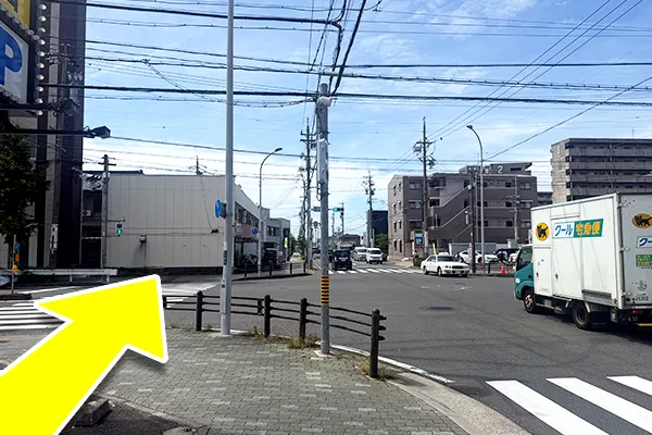 左手に豚山ラーメン、右手にマクドナルドがある交差点を直進します。