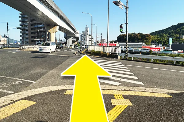 まっすぐ進み、一つ目の信号を直進します。