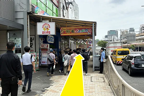 直進します。