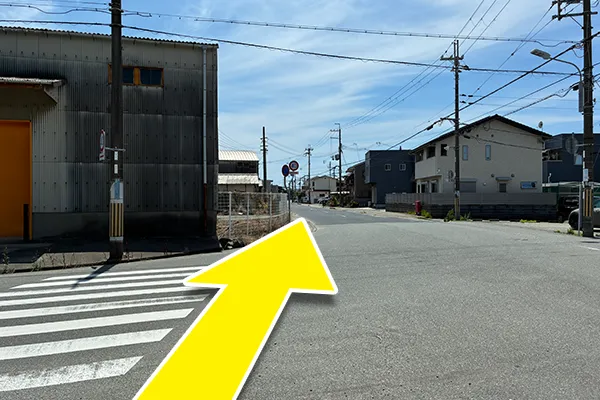 横断歩道渡って直進直進します。
