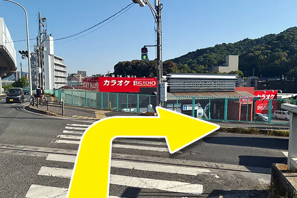 2つ目の信号を渡り右に曲がります。
