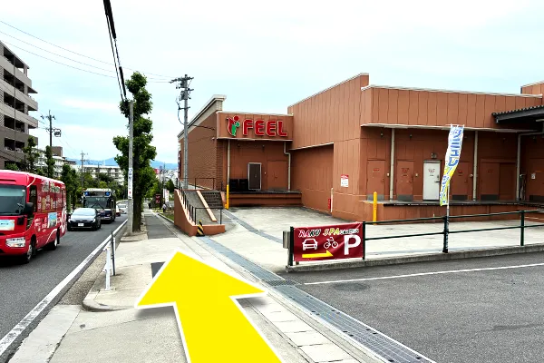 右手側にフィールクオリテ平和公園店が見えてきます。