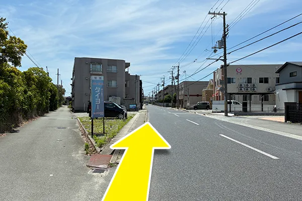 タイヨーの看板の分かれ道を右に進みます。