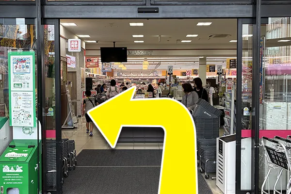 「アオキスーパー」の正面入り口から店内に入ります。