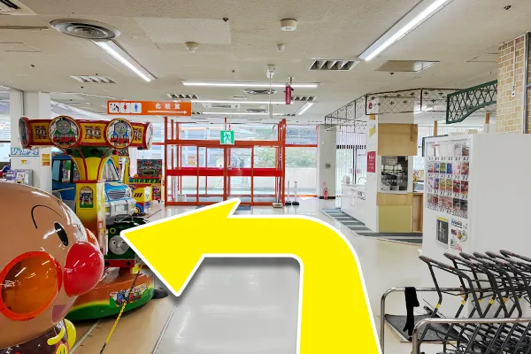 アミューズメント施設の間を左折して進みます。