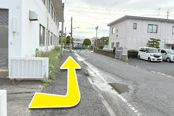 道路に出たら左に曲がり、信号までまっすぐ進みます。
