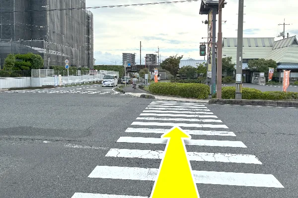 信号を右に渡り、まっすぐ進みます。