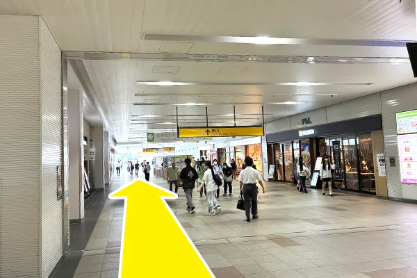 駅の改札を出て左へ進み、東口方面へお進みください。
