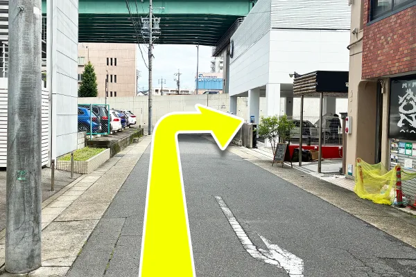 BMWの角を右に曲がり、歩道橋を渡ります。
