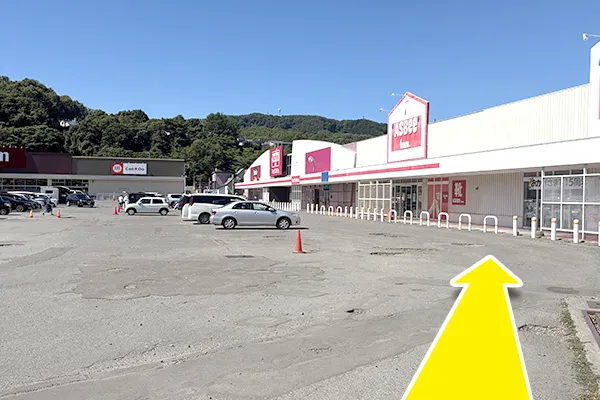バス停降りて目の前のDCMの右側のマックスバリュに向かいます。