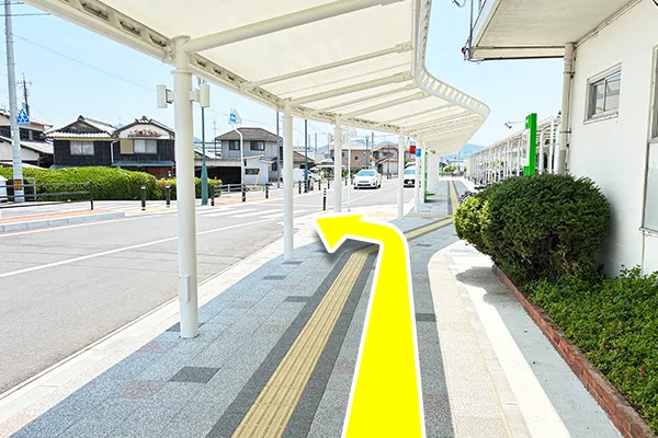 左手の横断歩道に向かいます。
