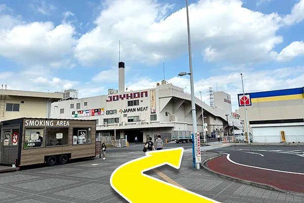 そのまま直進すると右手に喫煙所がございますので、そこを右折してください。
