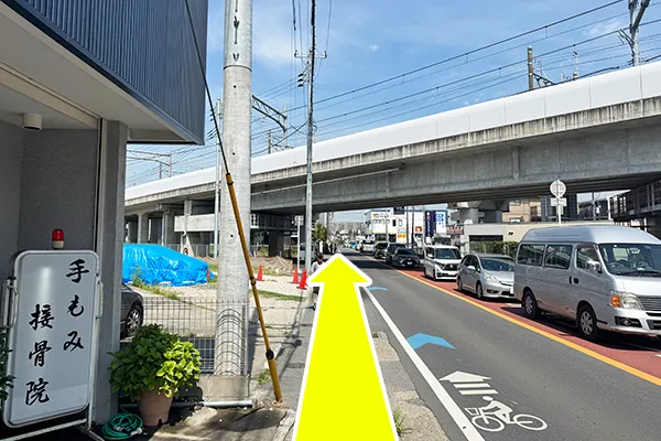 接骨院を左手にそのまま直進します。
