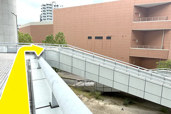 歩道橋突き当たりを右に曲がるとフィールクオリテ上社があります。