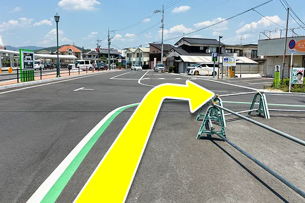 横断歩道を渡り、右に曲がります。