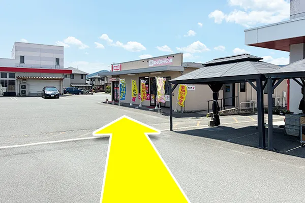 クリーニング店まで直進します。