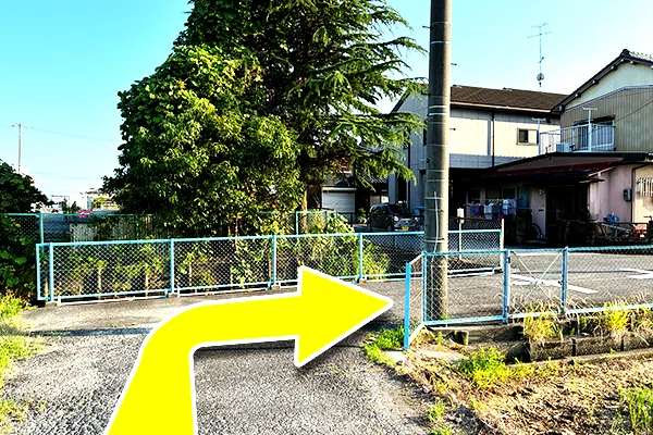 突き当たりで右に曲がります、最初の角で左に曲がります。