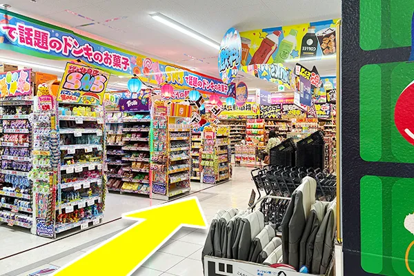 入りましたら、左手に見える階段横通路を進みます。