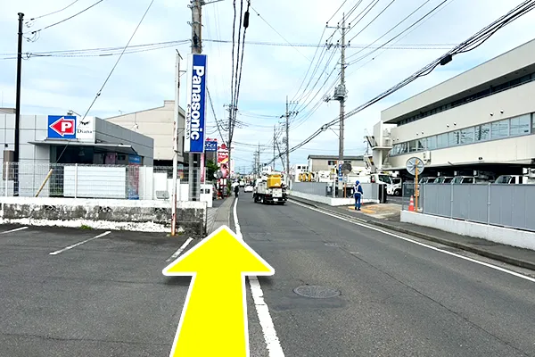 パナソニックを左手に直進します。