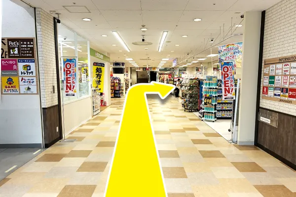 入口を入って進むと左側に調剤薬局がございます。1つ目の角を右に曲がってください。
