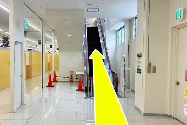 施設内に入りエスカレーターで2階へ向かいます。
