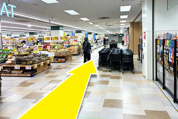 ジャパンミートを左手に見ながら、そのまま直進してください。
