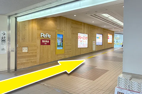 西武入間PePeへの連絡通路を進みます。
