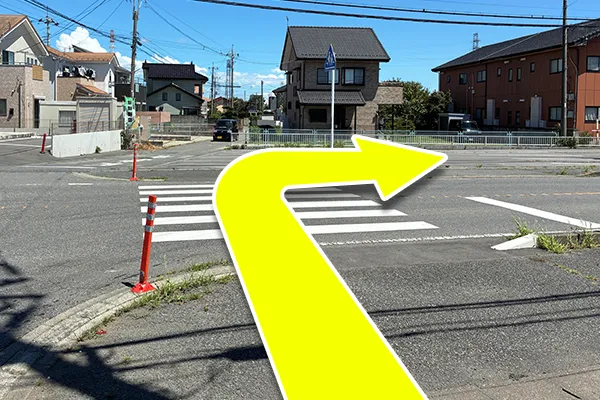横断歩道を渡り右に曲がります。