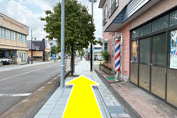 道なりに進みます。