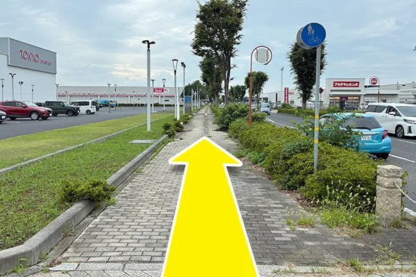 そのまま直進します。