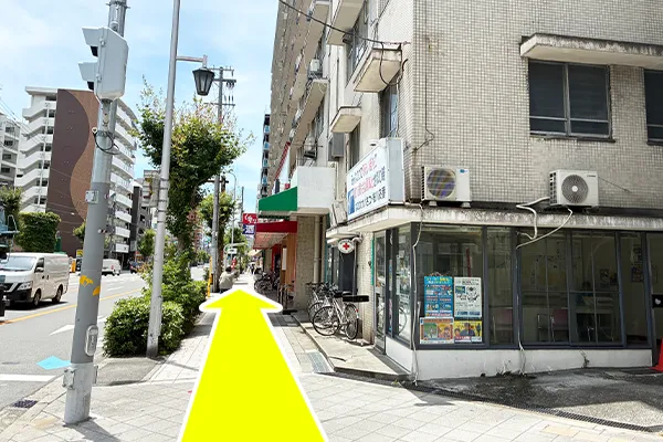 出口を出てすぐ真っ直ぐ、交番に沿って進みます。