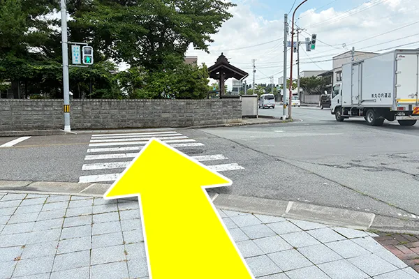 突き当たりを左に曲がり、横断歩道を渡ります。