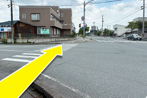 横断歩道をもう１つ渡り、直進します。
