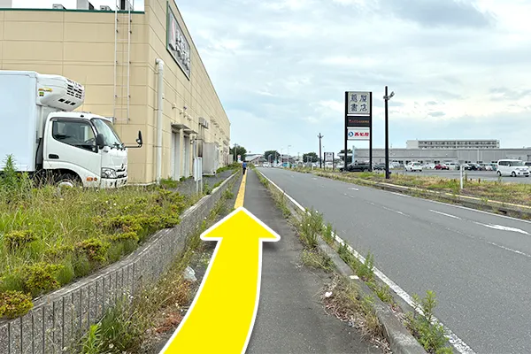 そのまま直進します。