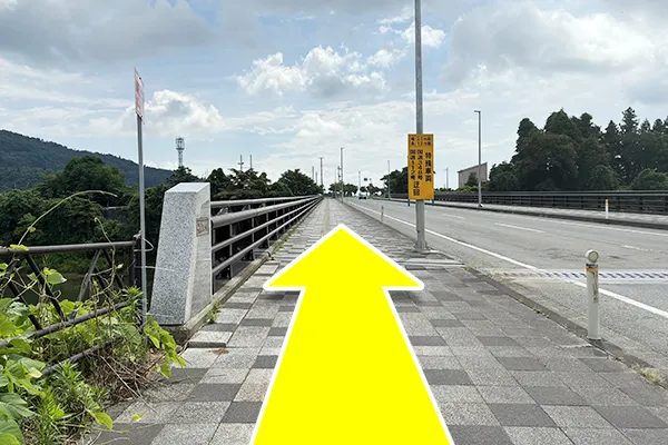 最上橋を渡り、道なりに進みます。