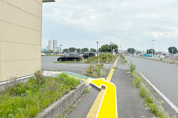 少し進み左へ曲がりサンユーストアーの敷地内に入ります。
