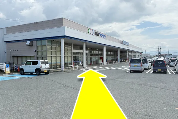 ヤマザワ寒河江西店の敷地内に入ります。
