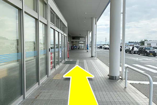 手前のヤマザワ寒河江西店の出入口の前を通り、もう一方の出入口まで進みます。
