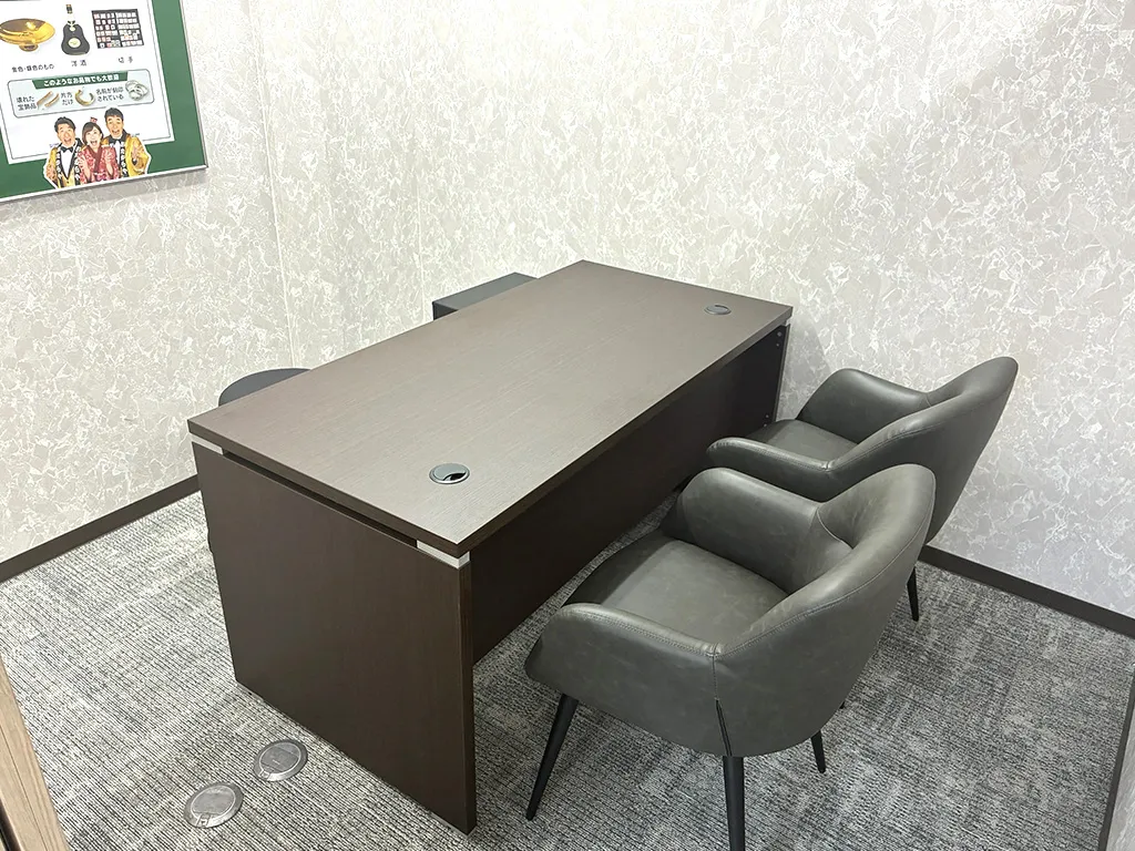 落ち着いた雰囲気の店内になります。