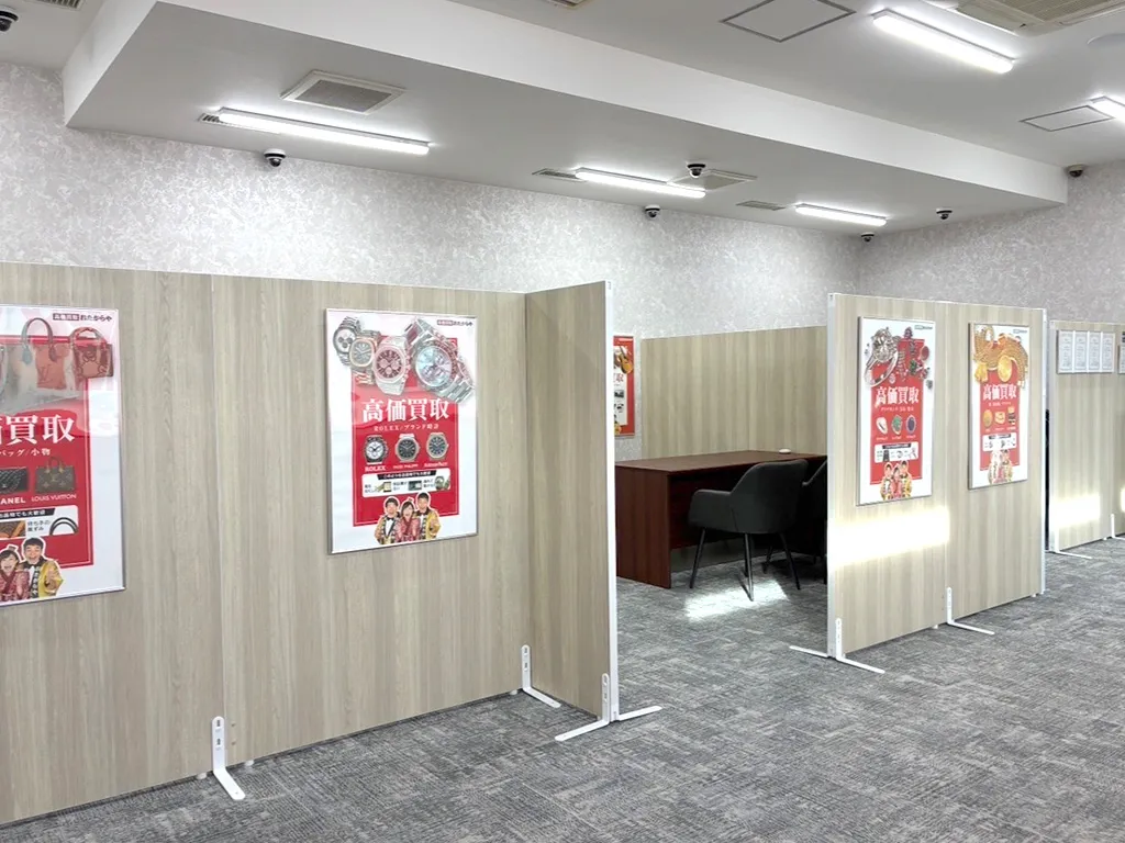 落ち着いた雰囲気の店内になります。