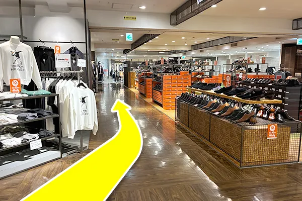 エスカレーター降りて左に曲がり通路を左の壁に沿って突き当たりまで進みます。