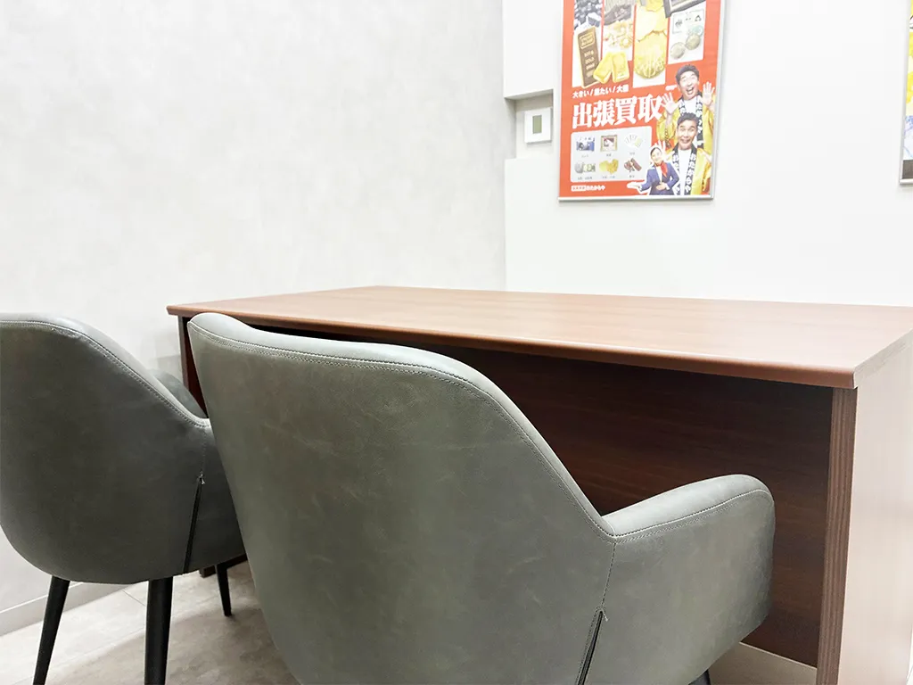 落ち着いた雰囲気の店内になります。