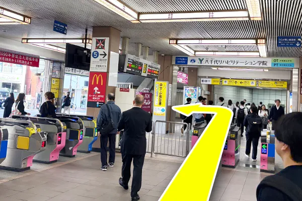 京成成田駅またはJRの成田駅からバスに乗ります。
