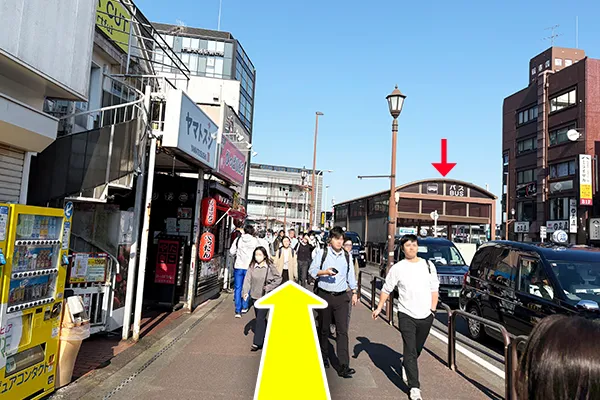 京成成田駅とJR成田駅の間にバス停があるのでそこのバス停から乗車します。
