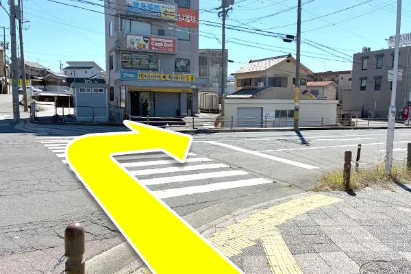 右折後、横断歩道を渡り右折します。