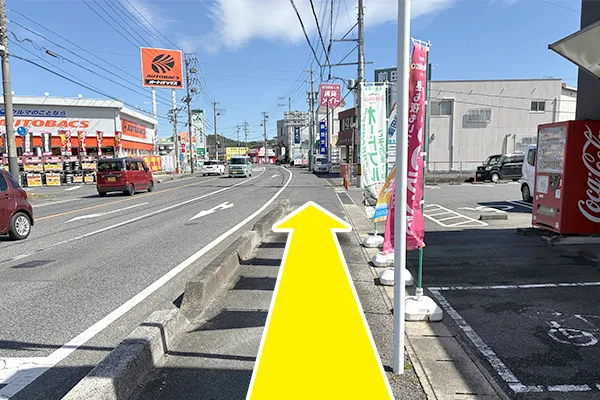 そのまま100メートル程直進します。