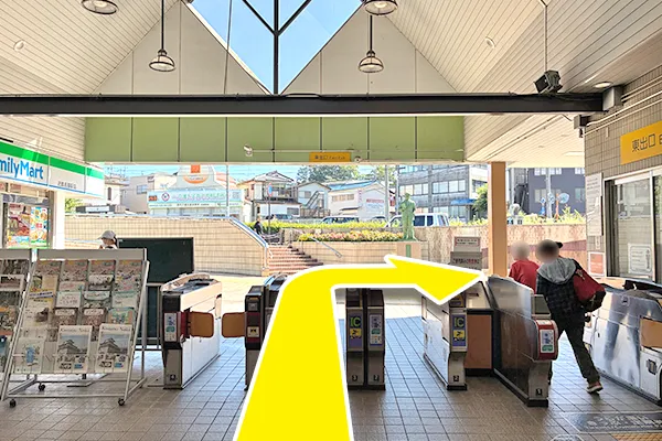 名張駅の東出口を抜け、右折します。
